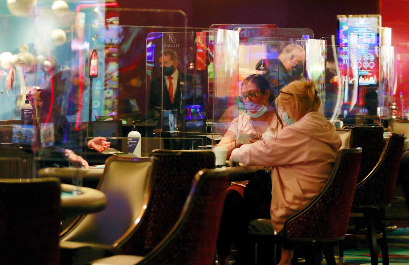 Los casinos de Las Vegas recuperan poco a poco la normalidad. Las ruletas vuelven a girar mientras los jugadores vigilan sus apuestas con mascarillas en el rostro y rodeados de medidas de seguridad para prevenir el contagio de la Covid-19 durante el juego.