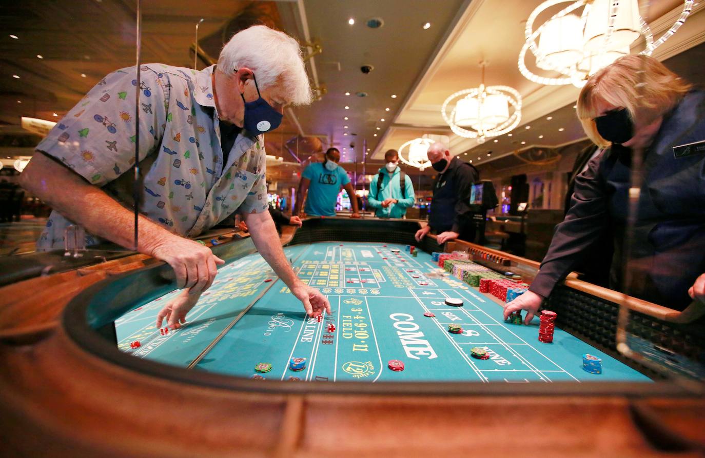 Los casinos de Las Vegas recuperan poco a poco la normalidad. Las ruletas vuelven a girar mientras los jugadores vigilan sus apuestas con mascarillas en el rostro y rodeados de medidas de seguridad para prevenir el contagio de la Covid-19 durante el juego.