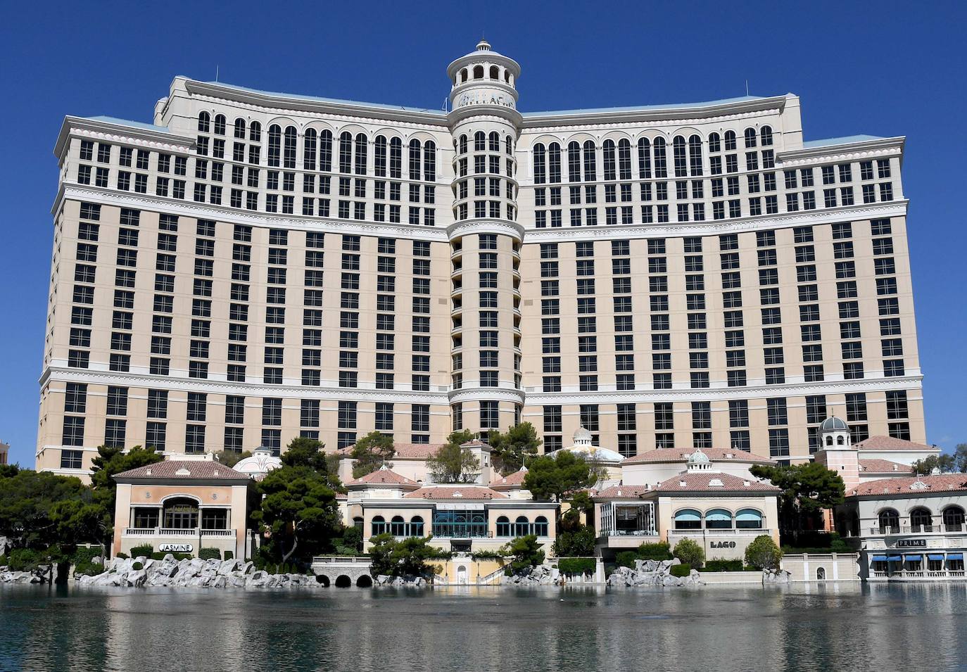 Los casinos de Las Vegas recuperan poco a poco la normalidad. Las ruletas vuelven a girar mientras los jugadores vigilan sus apuestas con mascarillas en el rostro y rodeados de medidas de seguridad para prevenir el contagio de la Covid-19 durante el juego.