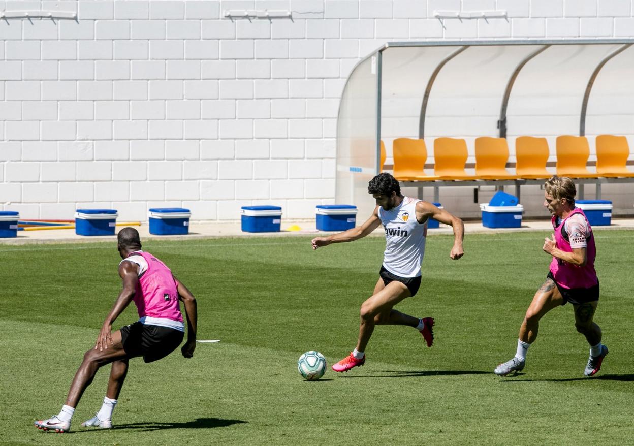 Guedes conduce el balón ante Kondogbia y Wass. vcf/lázaro de la peña