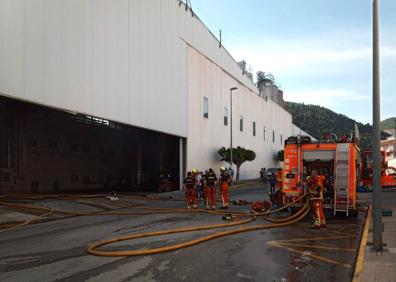 Imagen secundaria 1 - Los bomberos sofocan un incendio en la fábrica de Dulcesol en Villalonga