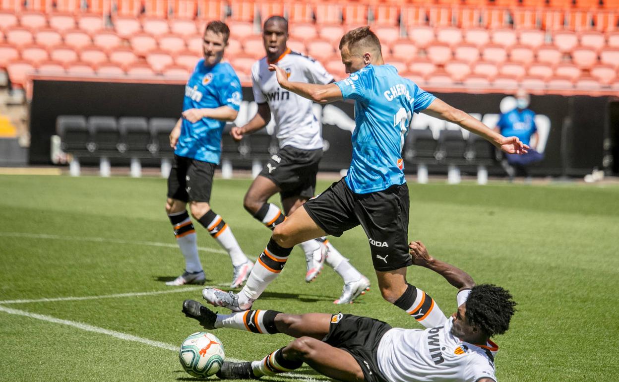 Correia, en el suelo, intenta arrebatarle el balón a Cheryshev, vestido con la tercera equipación del Valencia. 