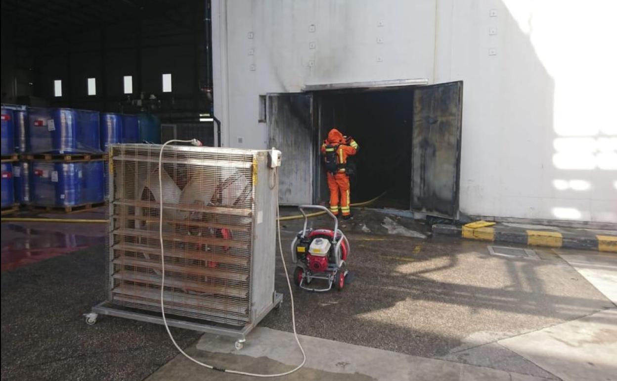 Bomberos en la fábrica de Villalonga.