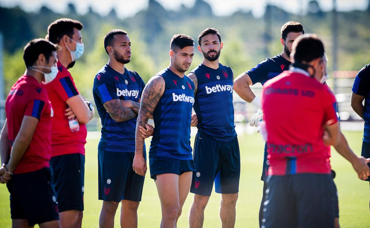 Rubén Vezo, Roger Martí y José Luis Morales, junto a parte del cuerpo técnico, atienden a Paco López en Buñol. 