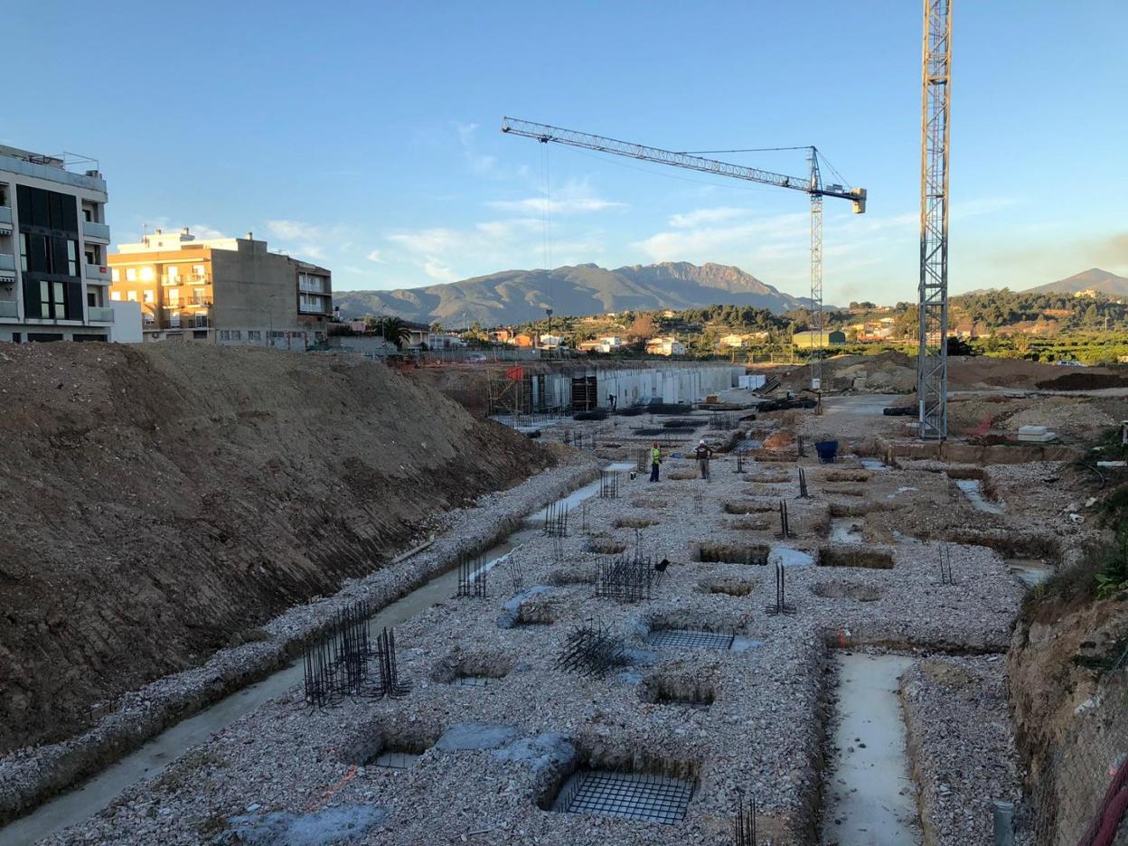 Trabajos de construcción del nuevo colegio de La Font, en la calle Enric Valor. lp