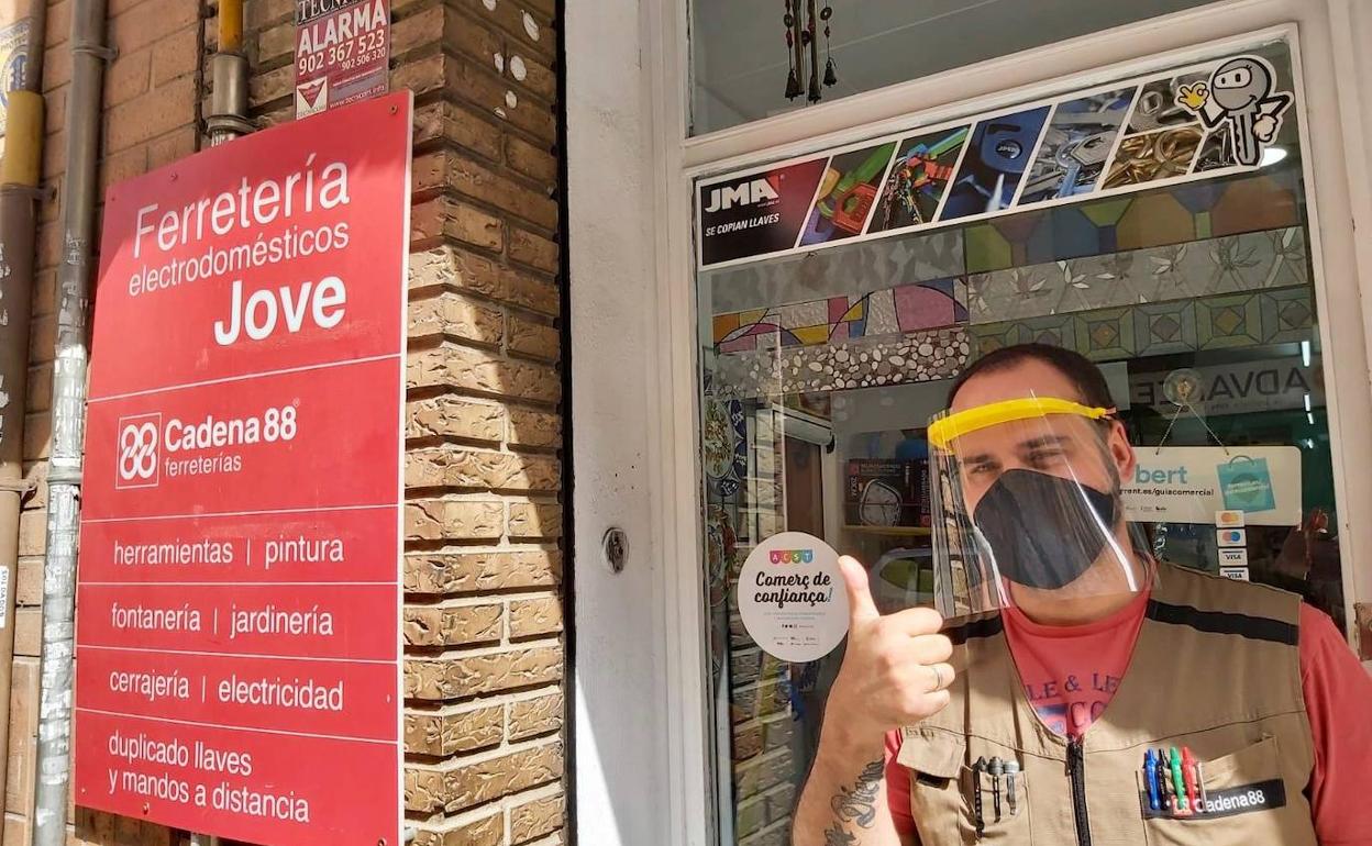 Uno de los comerciantes asociados con el vinilo en la puerta y la pantalla facial. 