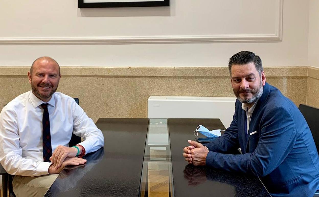 Toni Gaspar, presidente de la Diputación de Valencia, junto al concejal de Cultura Festiva, Carlos Galiana. 