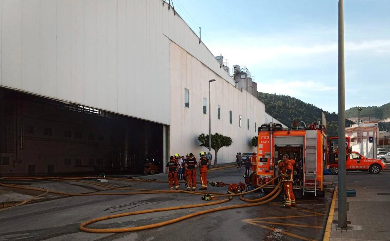 Los bomberos trabajando en la extinción del incendio en la planta de Vicky Foods de Villalonga. 