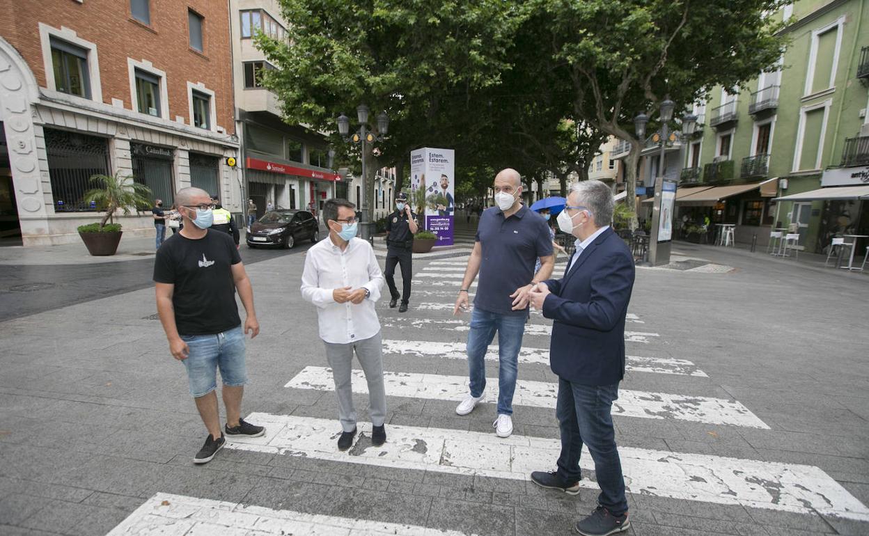 Los ediles Nacho Arnau y Josep Alandete con los representantes de los comerciantes y hosteleros del centro histórico en el paseo Germanías. 