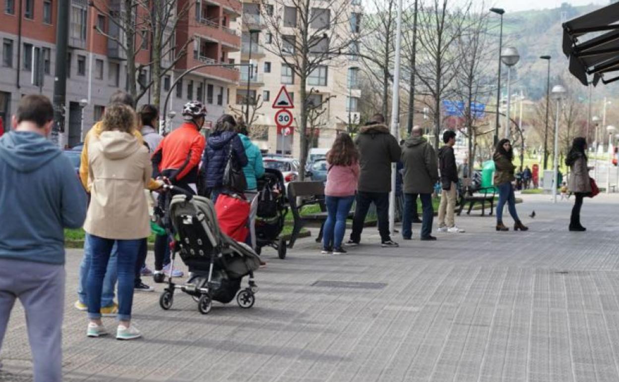 Colas en una calle durante el estado de alarma por el coronavirus.