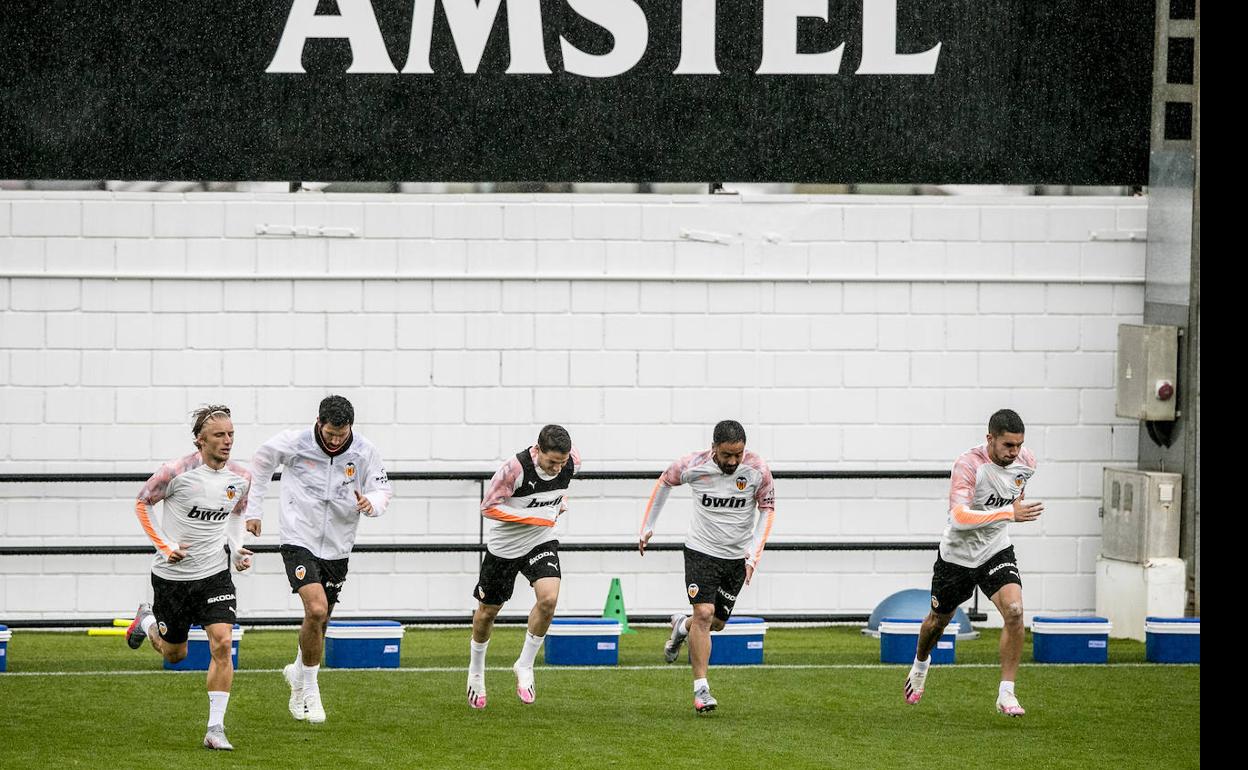 Wass, Parejo, Manu Vallejo, Jaume Costa y Ferran Torres, bajo la lluvia de Paterna ayer. 