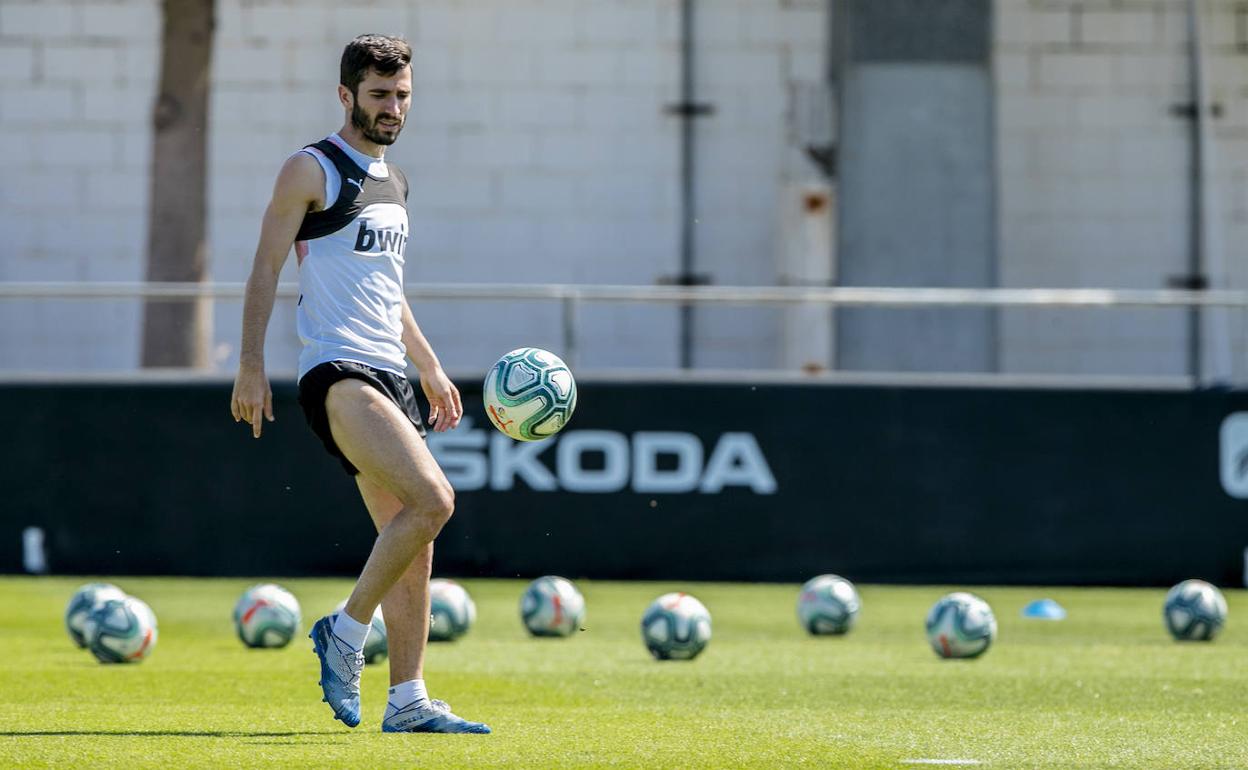 Gayà, durante un entrenamiento en Paterna.