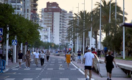 Decenas de personas paseando el fin de semana por la playa de Gandia. 