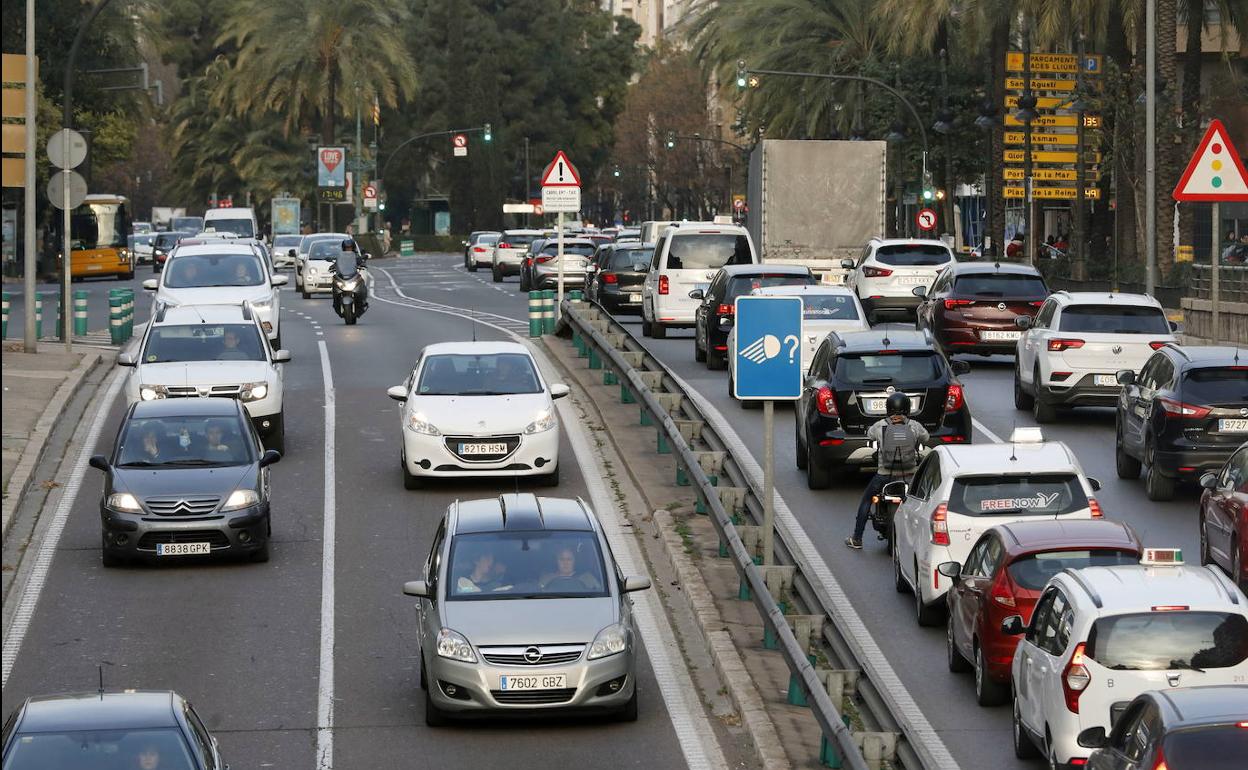 Tráfico en la Gran Vía de Valencia.