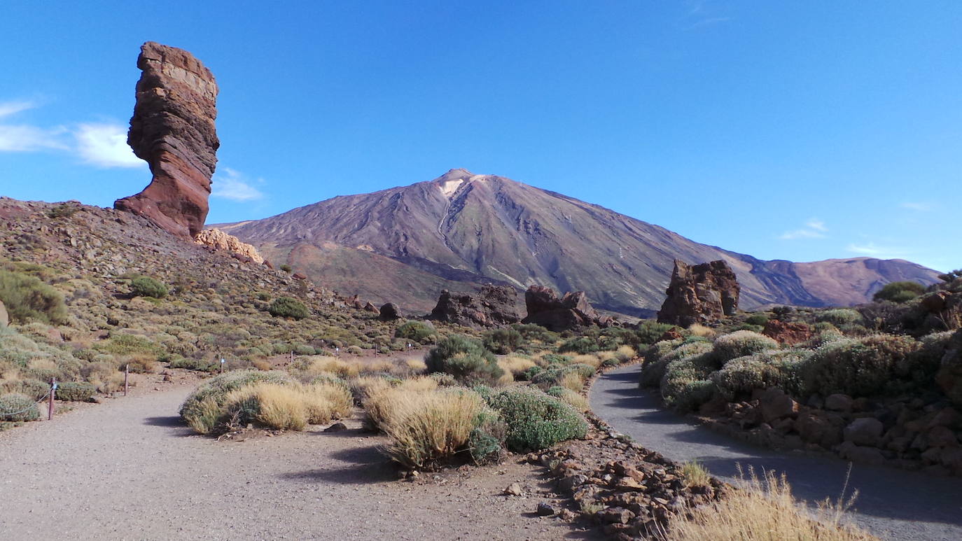 14.- Parque Nacional del Teide (Canarias) | Es el mayor y más antiguo de los Parques canarios. Su extraordinario paisaje es un monumento geológico de los más espectaculares del mundo, en el que los conos volcánicos y las coladas de lava forman un extraordinario conjunto de colores y formas.