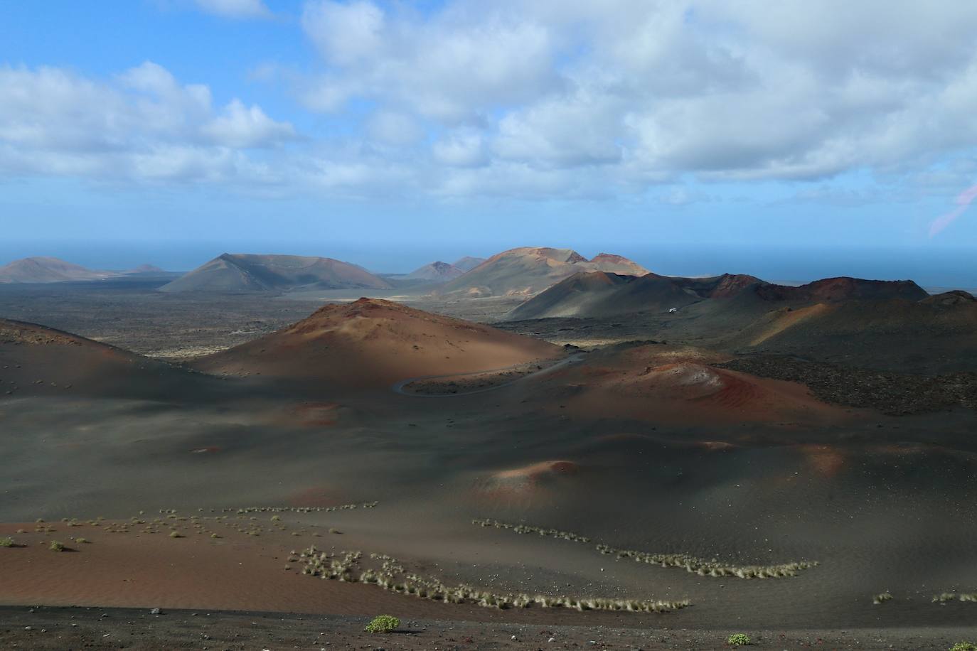 15.- Parque Nacional de Timanfaya (Canarias) | Para visitarlo hay que desplazarse hasta Lanzarote. En total son 5.107,5 hectáreas de paisaje volcánico y agreste con predominio de tonalidades negras y rojizas (fruto de las numerosas especies liquénicas) que se extienden por los municipios de Yaiza y Tinajo.