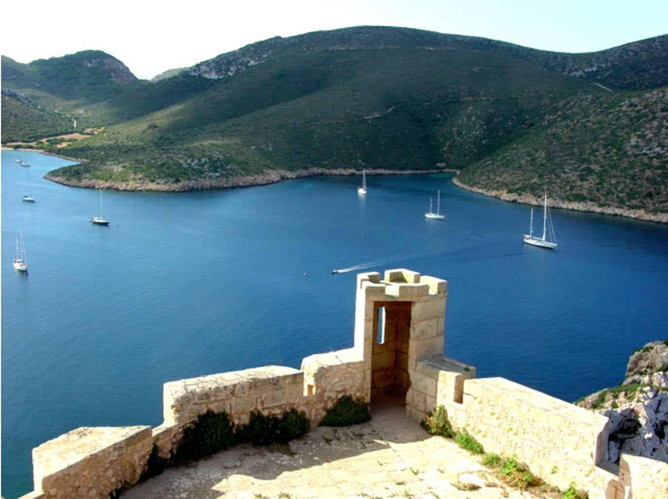 Aunque se encuentra a poco más de 10 kilómetros al sur del cabo de Salines de Mallorca, es un rincón prácticamente virgen en el que habitan más de 400 especies botánicas, 200 de peces, e invertebrados y aves, que tienen en esta zona un punto esencial en sus rutas migratorias.