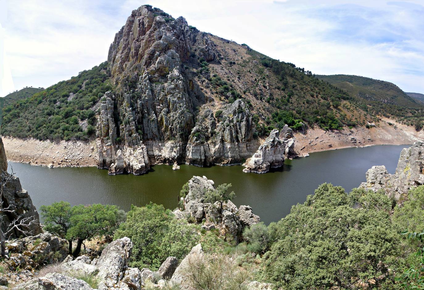 8.- Parque Nacional de Monfragüe (Extremadura) | Monfragüe se encuentra aproximadamente en el cen­tro de la provincia de Cáceres, en el triángulo que formarían las conocidas ciudades de Plasencia, Trujillo y Cáceres. Su eje vertebrador lo constituye el río Tajo a su paso por suaves montañas rodeadas de extensas dehesas.