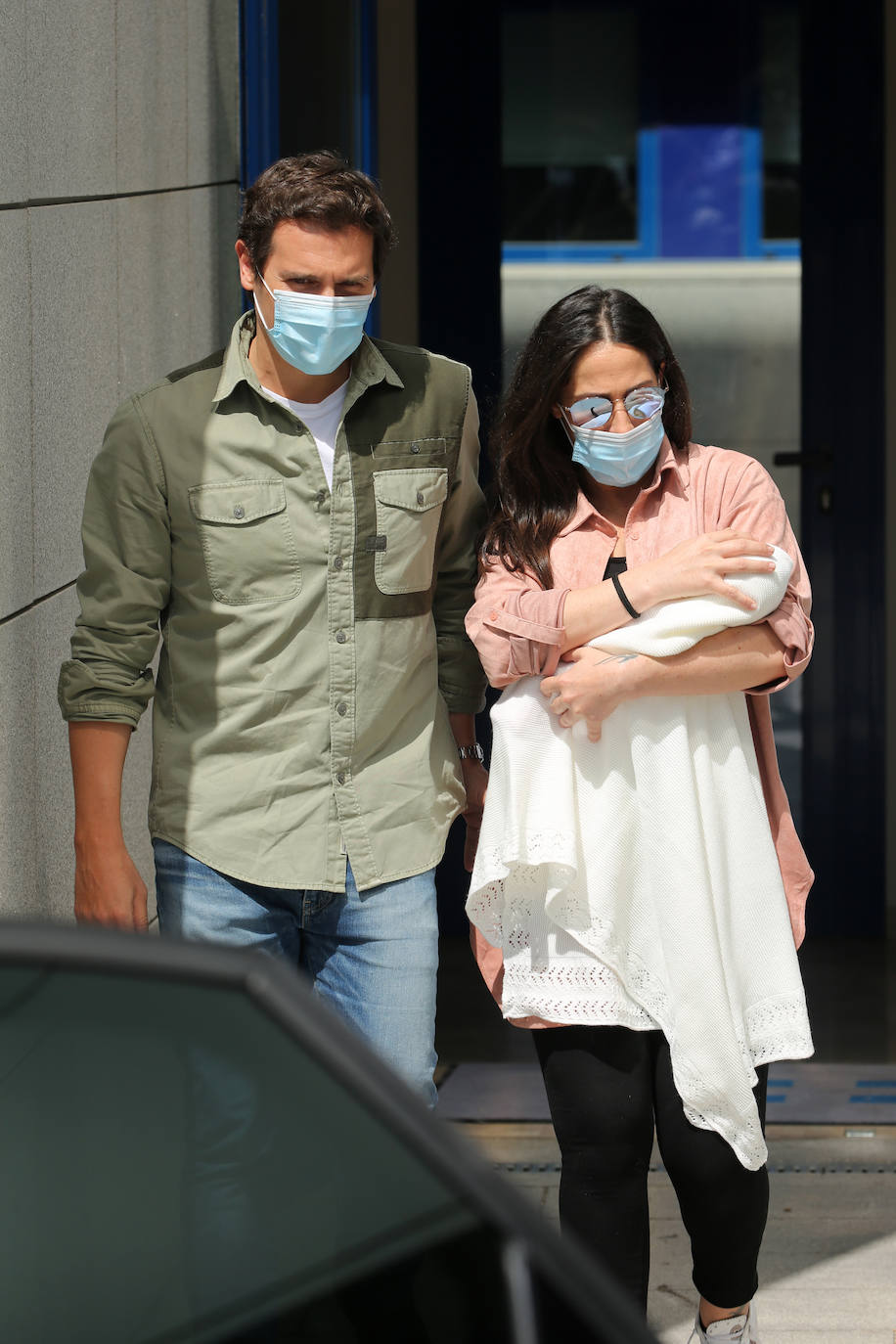 La cantante ha sido dada de alta este lunes del Hospital Universitario HM Puerta del Sur (Móstoles). La intérprete y el exlíder de Ciudadanos dieron la bienvenida el sábado a su primera hija en común.
