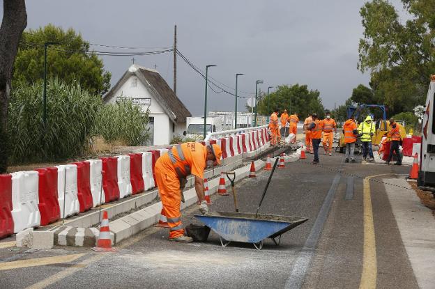 Obras de construcción de la mediana, el lunes junto a la gola del Pujol.