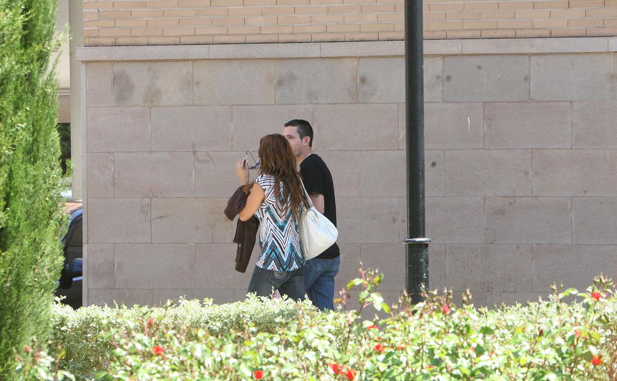 Roberto M. con una amiga en una calle de Catarroja. 