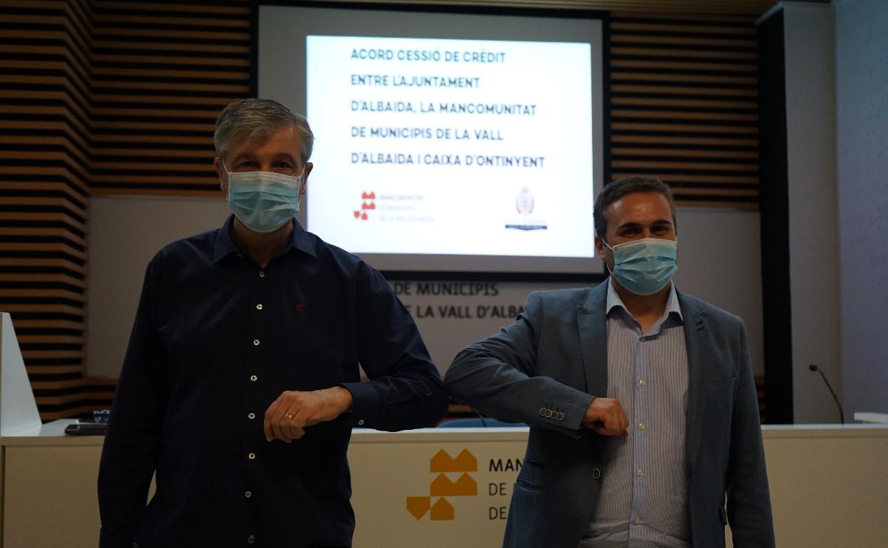 Vicent Gomar y Josep Albert, en la firma de la cesión.