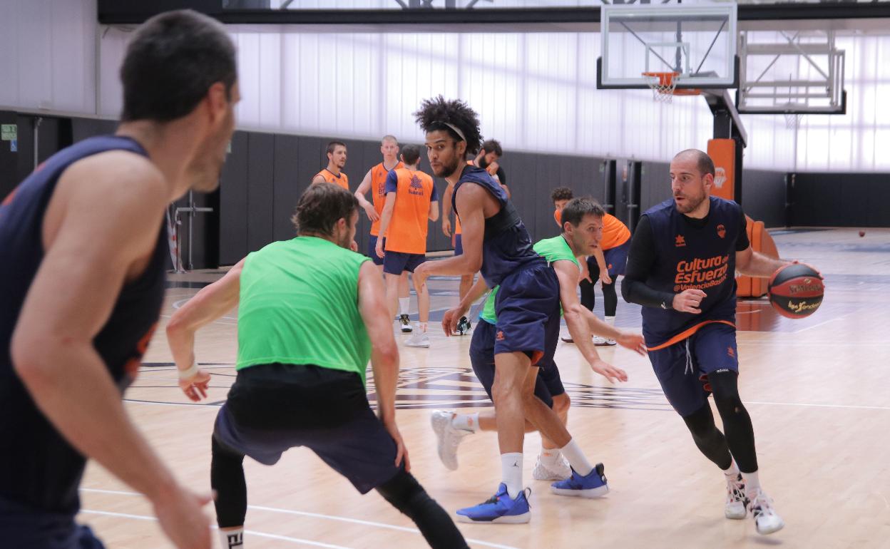 Los jugadores del Valencia Basket, durante un entrenamiento en L'Alqueria. 