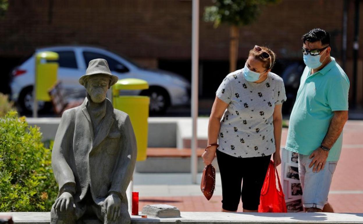 Estatua con mascarilla en Valencia.