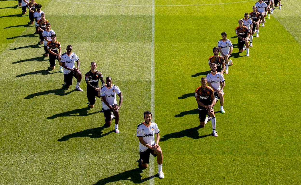 Los jugadores, formando una 'V' sobre el césped de la ciudad deportiva de Paterna.