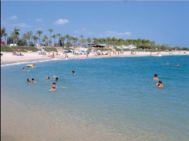 Fora Forat, en Vinaròs, fue la única playa que sumó bandera azul en la provincia de Castellón en 2018. Situada al norte de la playa Fortí, más modesta pero de excepcionales arenas, dispone de excelentes zonas de aparcamiento y todos los servicios para una jornada de baño y sol completa.