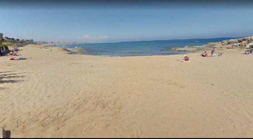 El otro galardón de 2018 lo estrenó la playa del Cabo Cervera, en Torrevieja (Alicante). Un pequeño entrante terrestre de arena fina que luce junto a la antigua torre de vigilancia costera conocida como Torre del Moro.