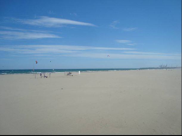 PLAYA DEL SERRADAL (Castellón) tampoco podrá izar la bandera azul en 2020 pese a que sus vecinas sí lo harán, como ha venido pasando hasta ahora. La playa dispone de un largo paseo marítimo e instalaciones lúdicas y deportivas. 