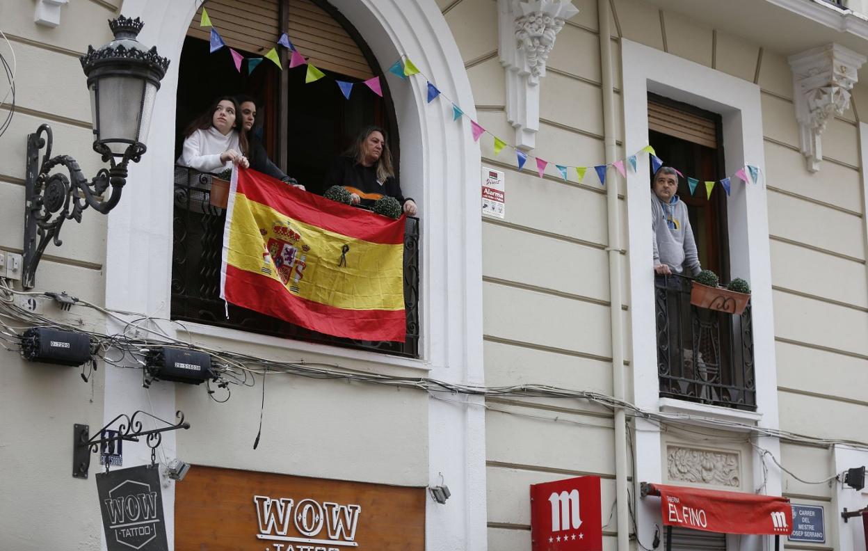 Imagen de una muestra de luto durante el confinamiento el pasado abril. jesús signes