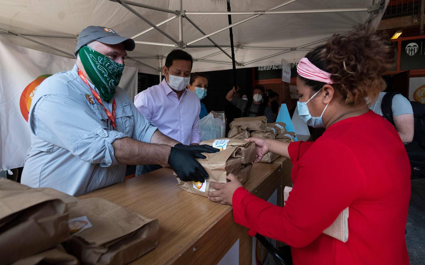 El cocinero ha participado en el reparto de menús de la oenegé que promueve de World Central Kitchen y que se ha efectuado en el estadio del Valencia C. F. y también ha presenciado el reparto de comida que se realiza desde el Banco de Alimentos y el Banco Solidario en la ciudad.