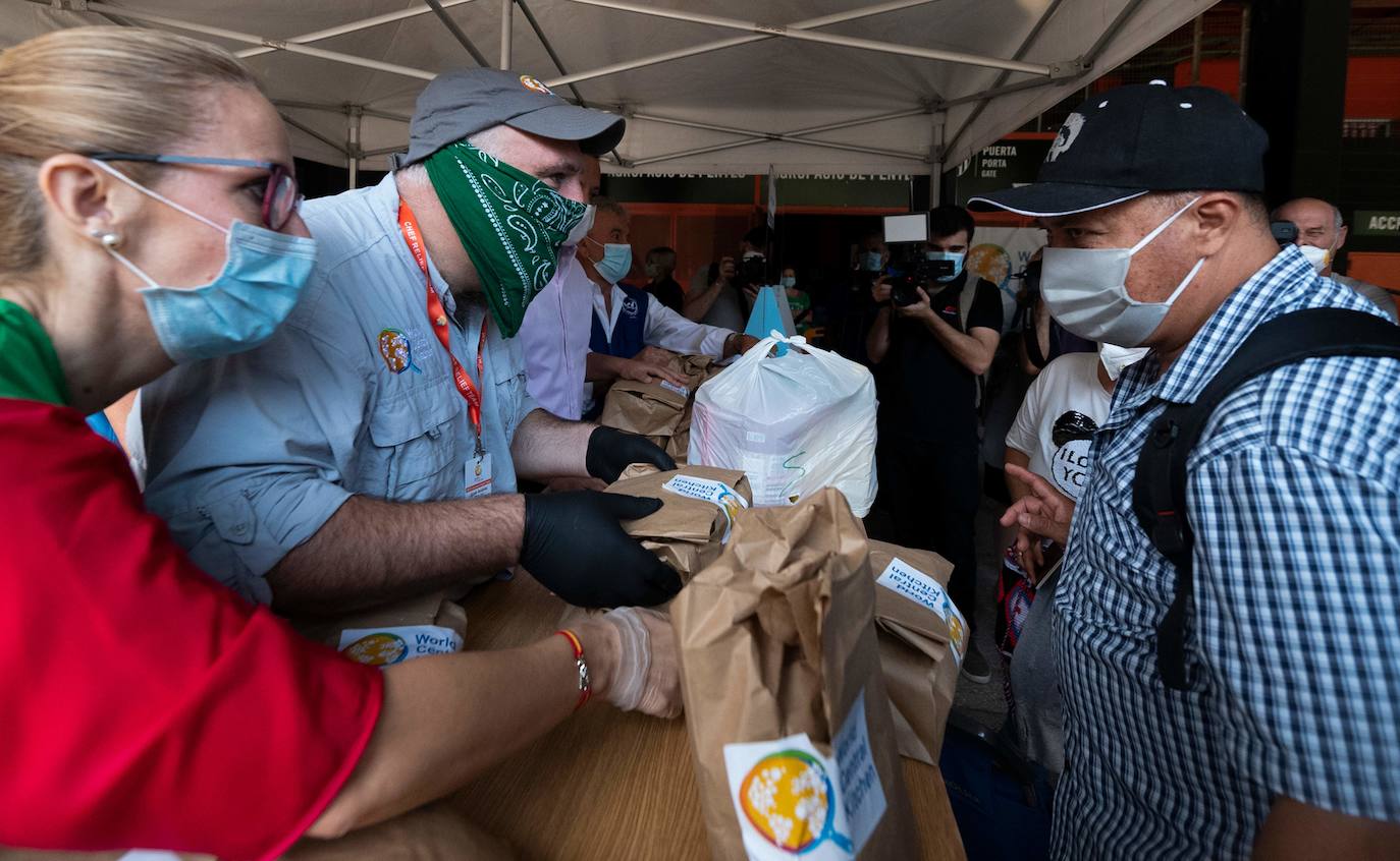El cocinero ha participado en el reparto de menús de la oenegé que promueve de World Central Kitchen y que se ha efectuado en el estadio del Valencia C. F. y también ha presenciado el reparto de comida que se realiza desde el Banco de Alimentos y el Banco Solidario en la ciudad.