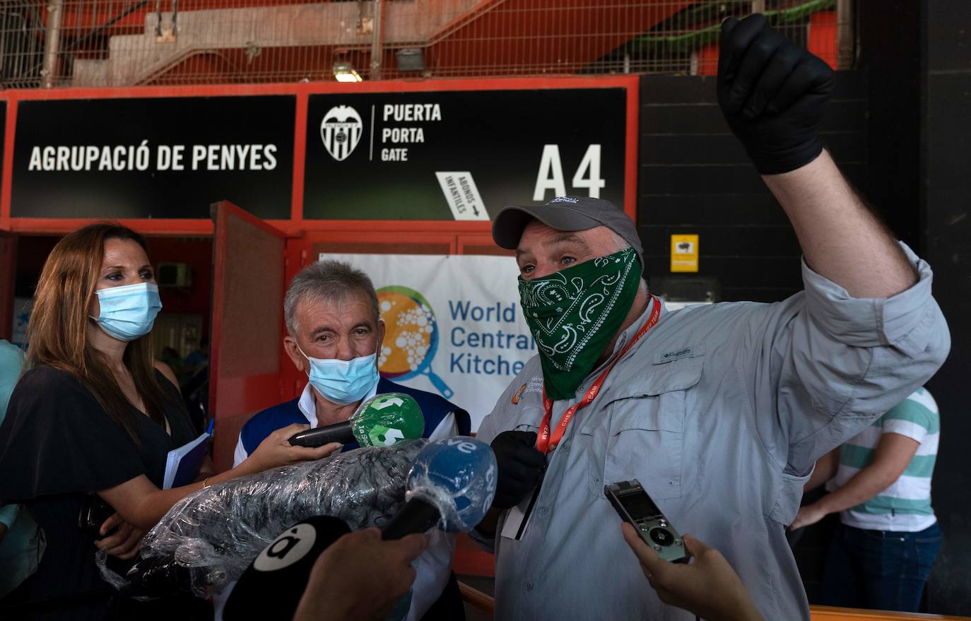 El cocinero ha participado en el reparto de menús de la oenegé que promueve de World Central Kitchen y que se ha efectuado en el estadio del Valencia C. F. y también ha presenciado el reparto de comida que se realiza desde el Banco de Alimentos y el Banco Solidario en la ciudad.