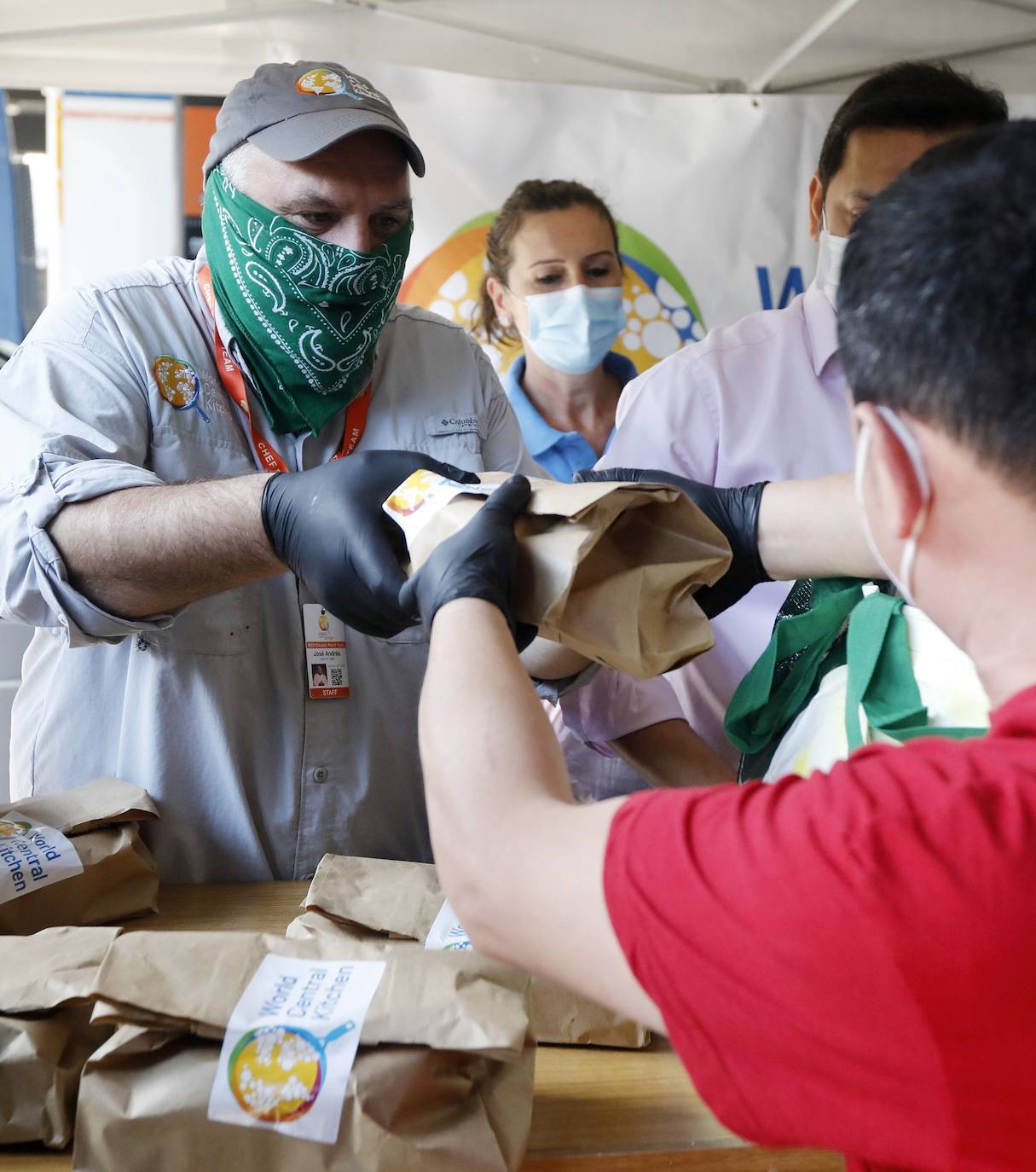 El cocinero ha participado en el reparto de menús de la oenegé que promueve de World Central Kitchen y que se ha efectuado en el estadio del Valencia C. F. y también ha presenciado el reparto de comida que se realiza desde el Banco de Alimentos y el Banco Solidario en la ciudad.