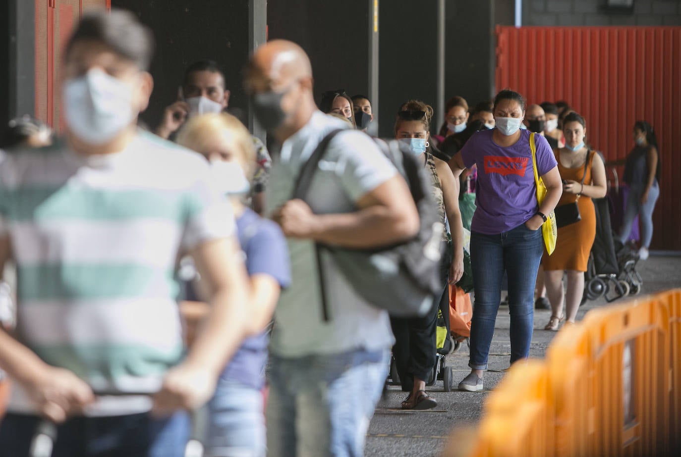 El cocinero ha participado en el reparto de menús de la oenegé que promueve de World Central Kitchen y que se ha efectuado en el estadio del Valencia C. F. y también ha presenciado el reparto de comida que se realiza desde el Banco de Alimentos y el Banco Solidario en la ciudad.
