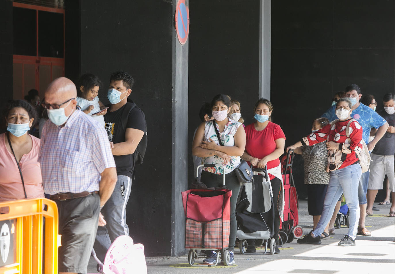 El cocinero ha participado en el reparto de menús de la oenegé que promueve de World Central Kitchen y que se ha efectuado en el estadio del Valencia C. F. y también ha presenciado el reparto de comida que se realiza desde el Banco de Alimentos y el Banco Solidario en la ciudad.