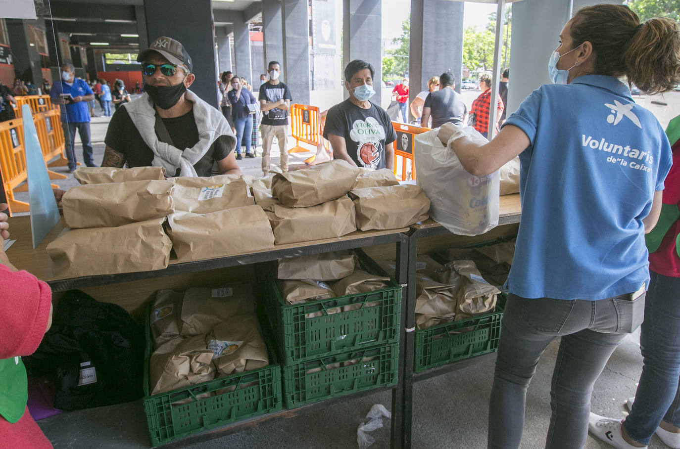 El cocinero ha participado en el reparto de menús de la oenegé que promueve de World Central Kitchen y que se ha efectuado en el estadio del Valencia C. F. y también ha presenciado el reparto de comida que se realiza desde el Banco de Alimentos y el Banco Solidario en la ciudad.