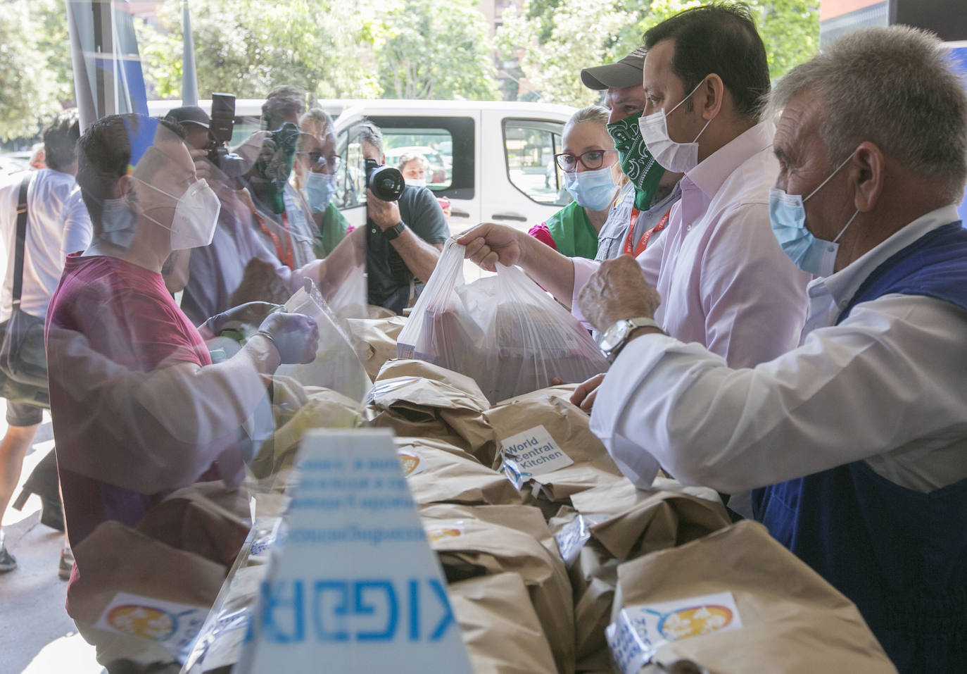 El cocinero ha participado en el reparto de menús de la oenegé que promueve de World Central Kitchen y que se ha efectuado en el estadio del Valencia C. F. y también ha presenciado el reparto de comida que se realiza desde el Banco de Alimentos y el Banco Solidario en la ciudad.