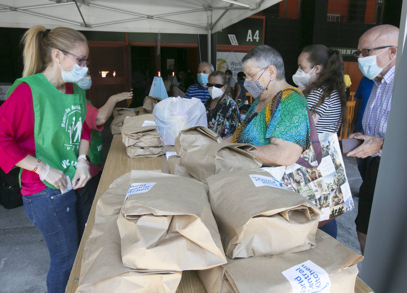 El cocinero ha participado en el reparto de menús de la oenegé que promueve de World Central Kitchen y que se ha efectuado en el estadio del Valencia C. F. y también ha presenciado el reparto de comida que se realiza desde el Banco de Alimentos y el Banco Solidario en la ciudad.