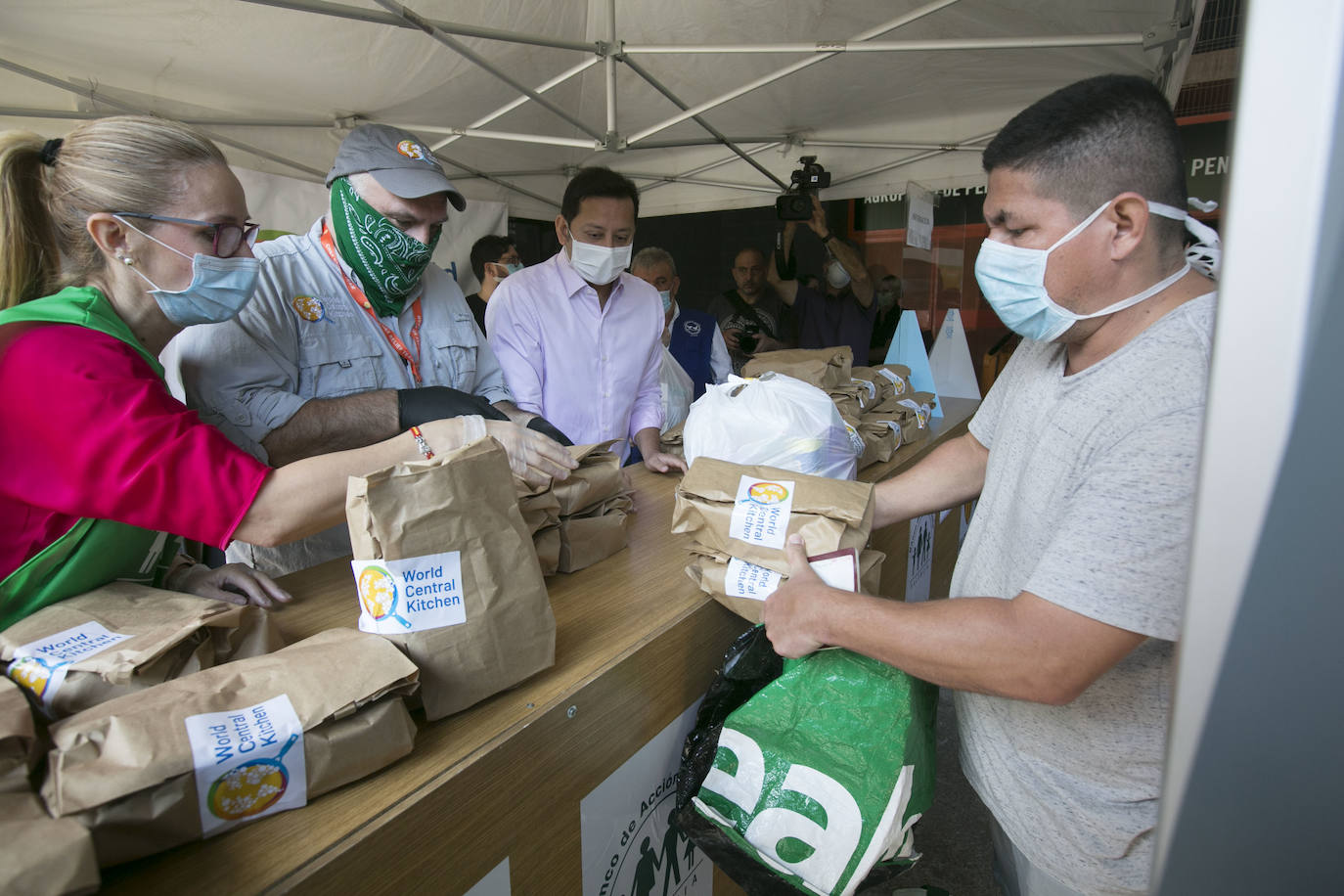 El cocinero ha participado en el reparto de menús de la oenegé que promueve de World Central Kitchen y que se ha efectuado en el estadio del Valencia C. F. y también ha presenciado el reparto de comida que se realiza desde el Banco de Alimentos y el Banco Solidario en la ciudad.