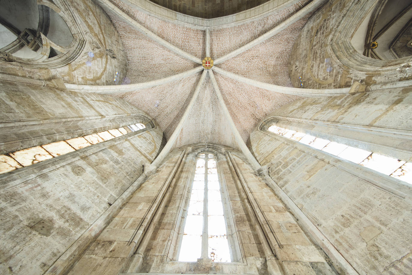 Ante la llegada de la festividad del titular de la céntrica e histórica parroquia de la ciudad ocho orificios situados en el ábside, dentro de la cruz de San Juan, generan una «flor o cruz solar» que ilumina el templo.