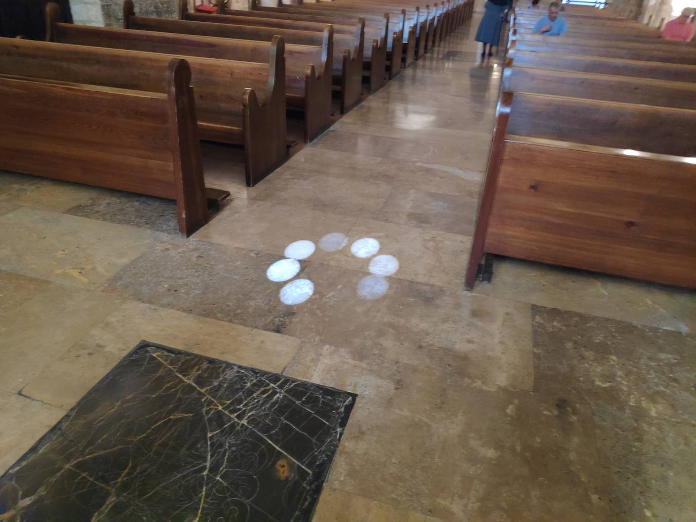 Ante la llegada de la festividad del titular de la céntrica e histórica parroquia de la ciudad ocho orificios situados en el ábside, dentro de la cruz de San Juan, generan una «flor o cruz solar» que ilumina el templo.
