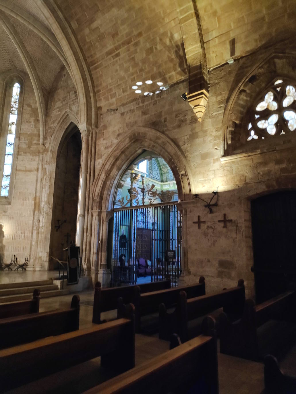 Ante la llegada de la festividad del titular de la céntrica e histórica parroquia de la ciudad ocho orificios situados en el ábside, dentro de la cruz de San Juan, generan una «flor o cruz solar» que ilumina el templo.