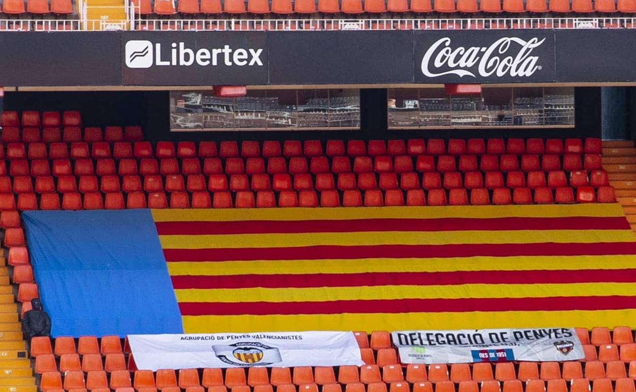 Una gran Senyera de la Penya Benetússer presidirá la tribuna de Mestalla en el derbi. 