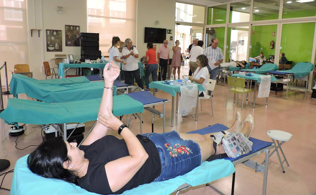 Imagen de archivo de una donación de sangre en el centro social de Dénia. 