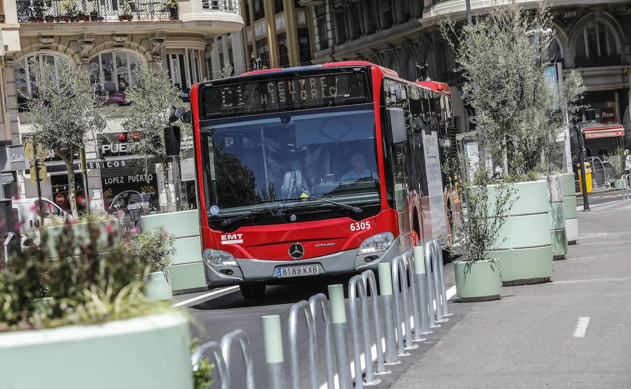 Línea C1 circulando por la Plaza del Ayuntamiento.