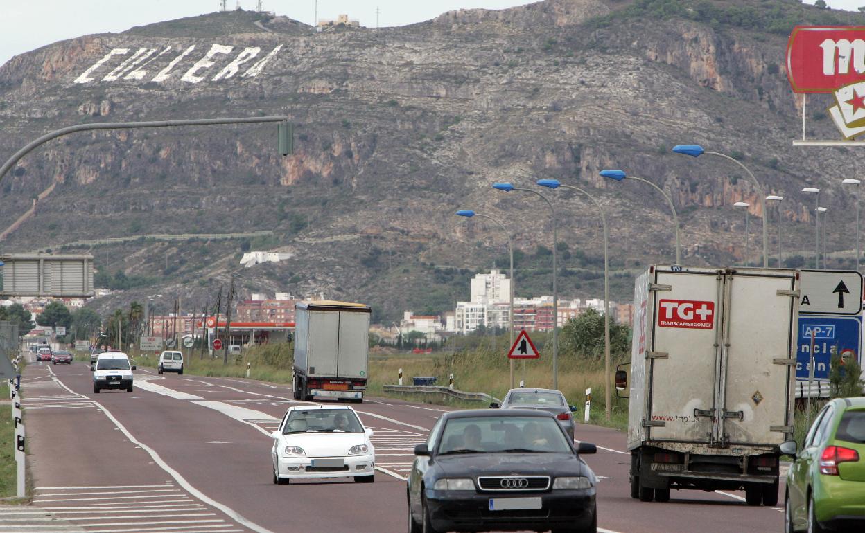 Paso de vehículos por la 332. 